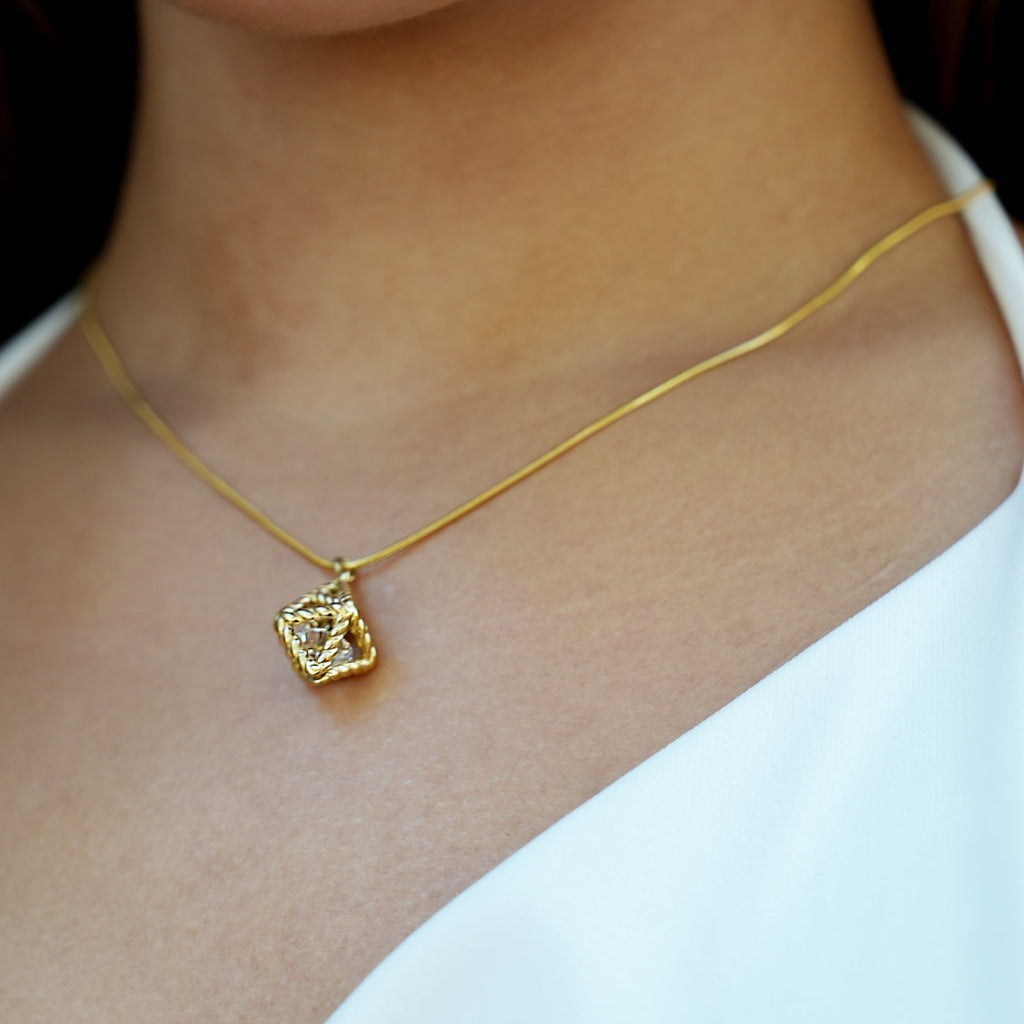 KARJAT : collier chaîne dorée avec pendentif géométrique ajouré en zircons