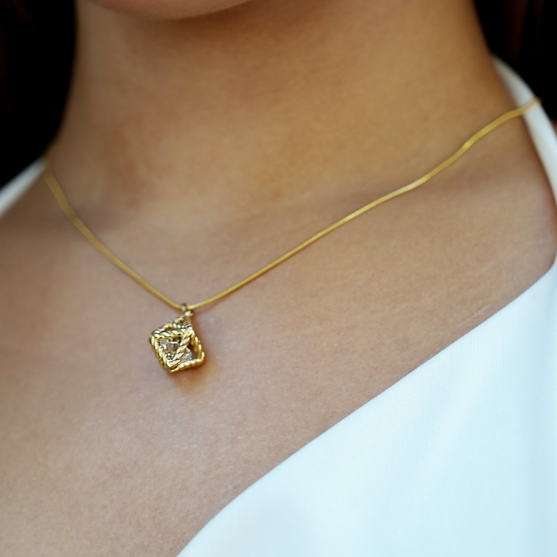 KARJAT : collier chaîne dorée avec pendentif géométrique ajouré en zircons