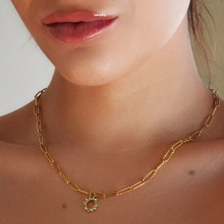 FRETTA : collier chaîne trombone dorée avec pendentif étoile en zircons