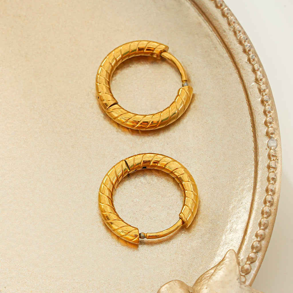 LUPITA : créoles dorées texturées à motif tourbillon