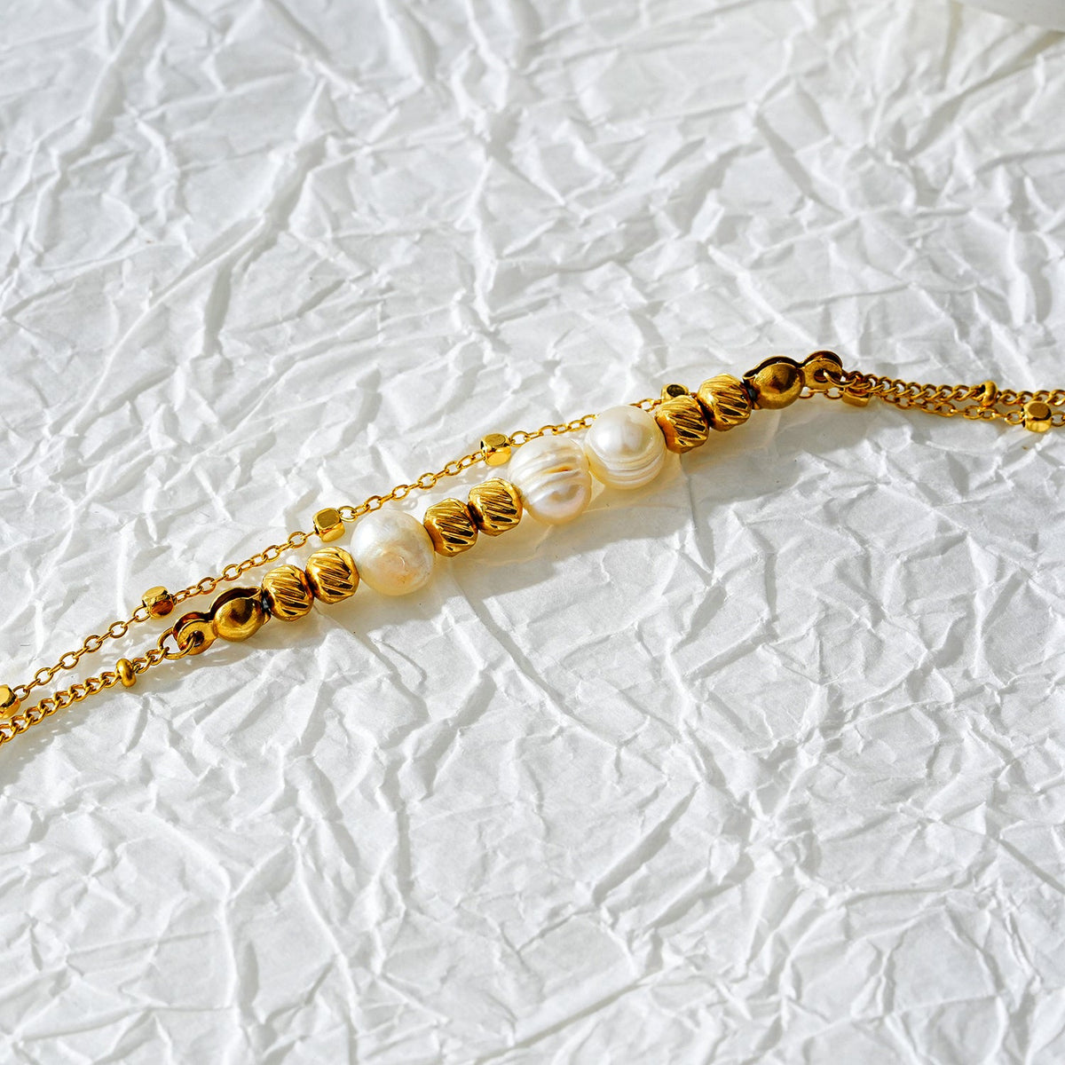 MARENTA LG : bracelet de cheville à chaîne dorée, billes dorées et perles d'eau douce