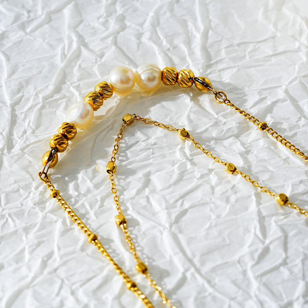 MARENTA LG : bracelet de cheville à chaîne dorée, billes dorées et perles d'eau douce