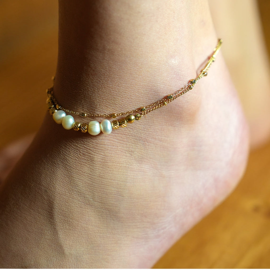 MARENTA LG : bracelet de cheville à chaîne dorée, billes dorées et perles d'eau douce
