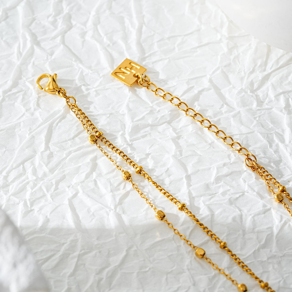 MARENTA LG : bracelet de cheville à chaîne dorée, billes dorées et perles d'eau douce