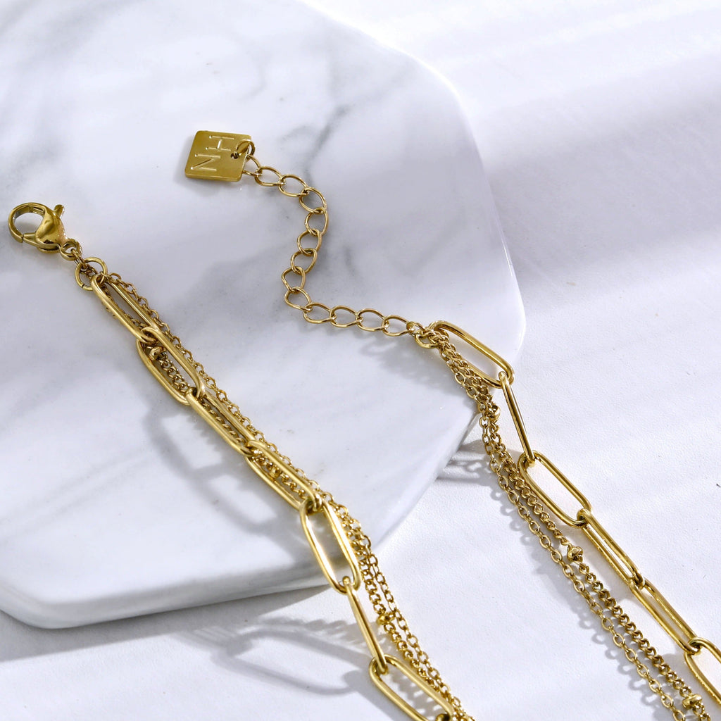 MARLI : collier doré 3 rangs avec perles naturelles