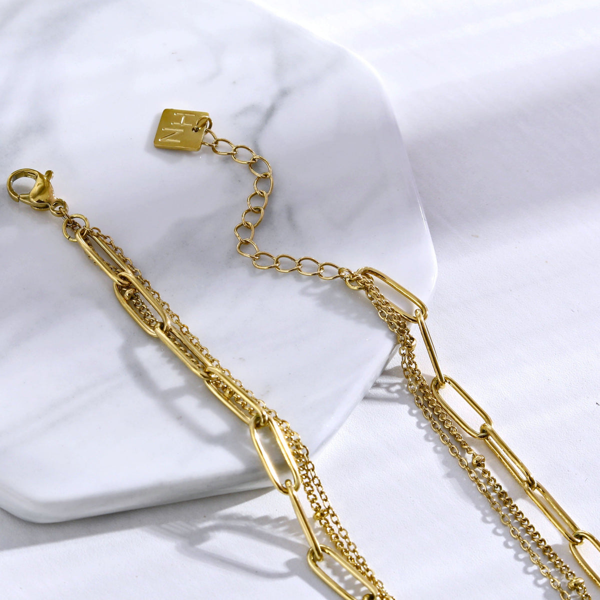 MARLI : collier doré 3 rangs avec perles naturelles
