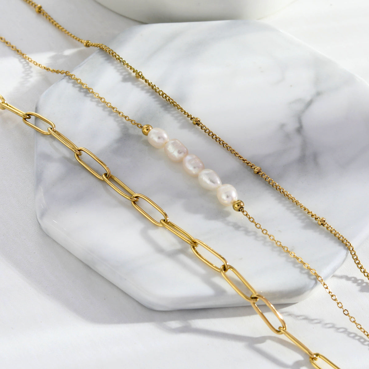 MARLI : collier doré 3 rangs avec perles naturelles