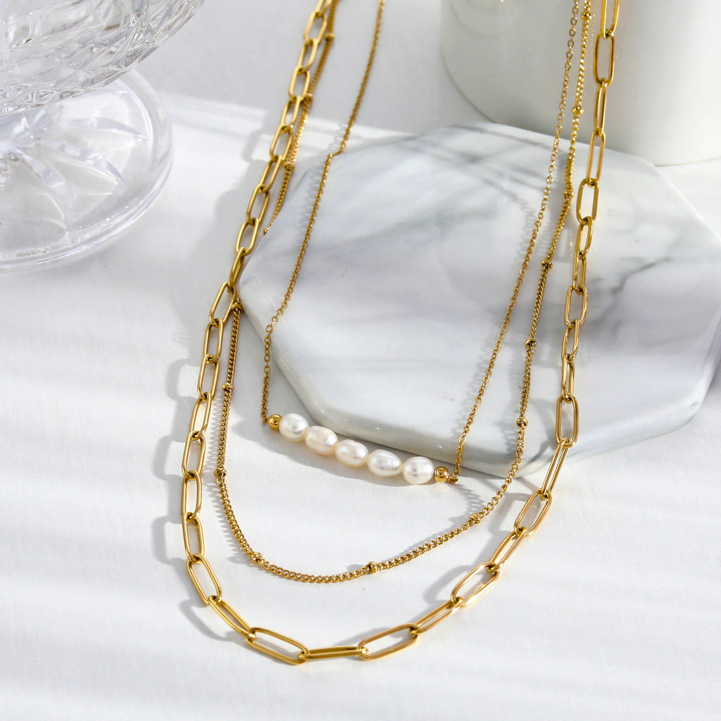 MARLI : collier doré 3 rangs avec perles naturelles