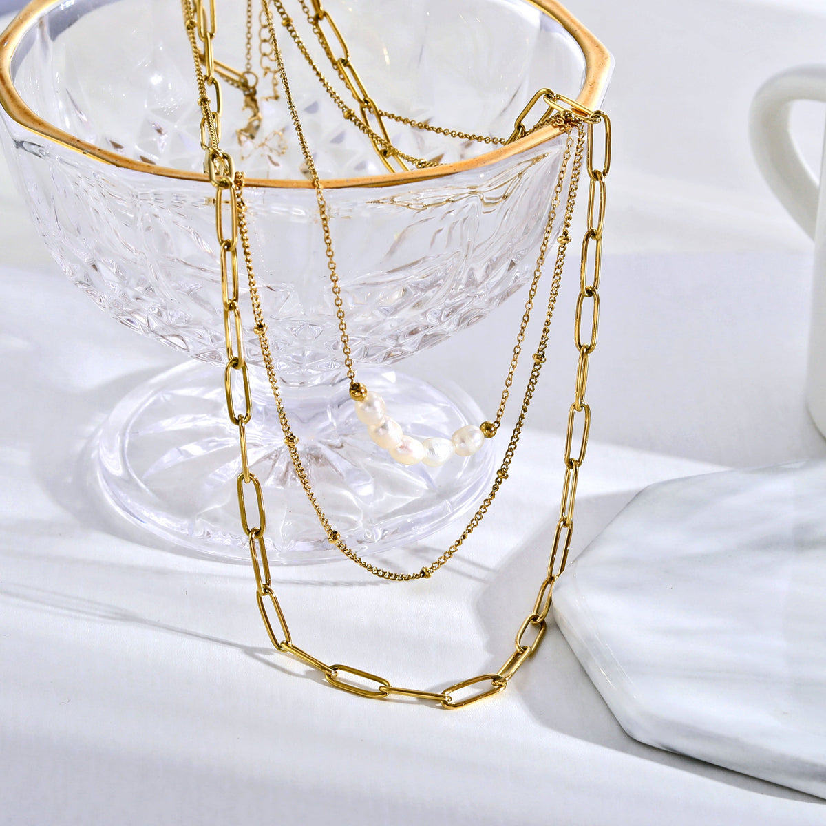 MARLI : collier doré 3 rangs avec perles naturelles