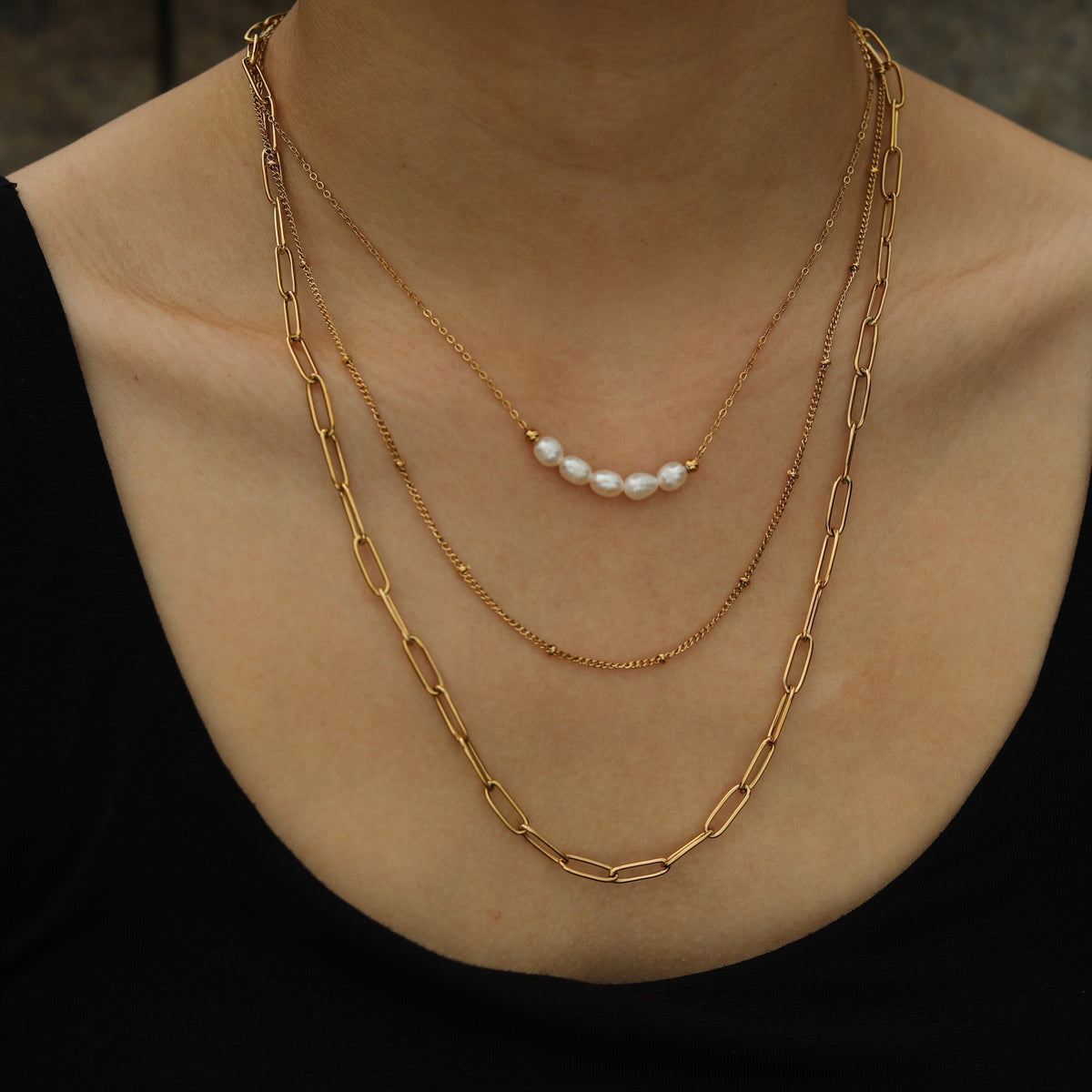 MARLI : collier doré 3 rangs avec perles naturelles