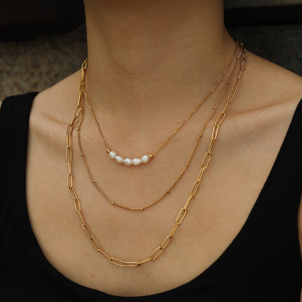 MARLI : collier doré 3 rangs avec perles naturelles
