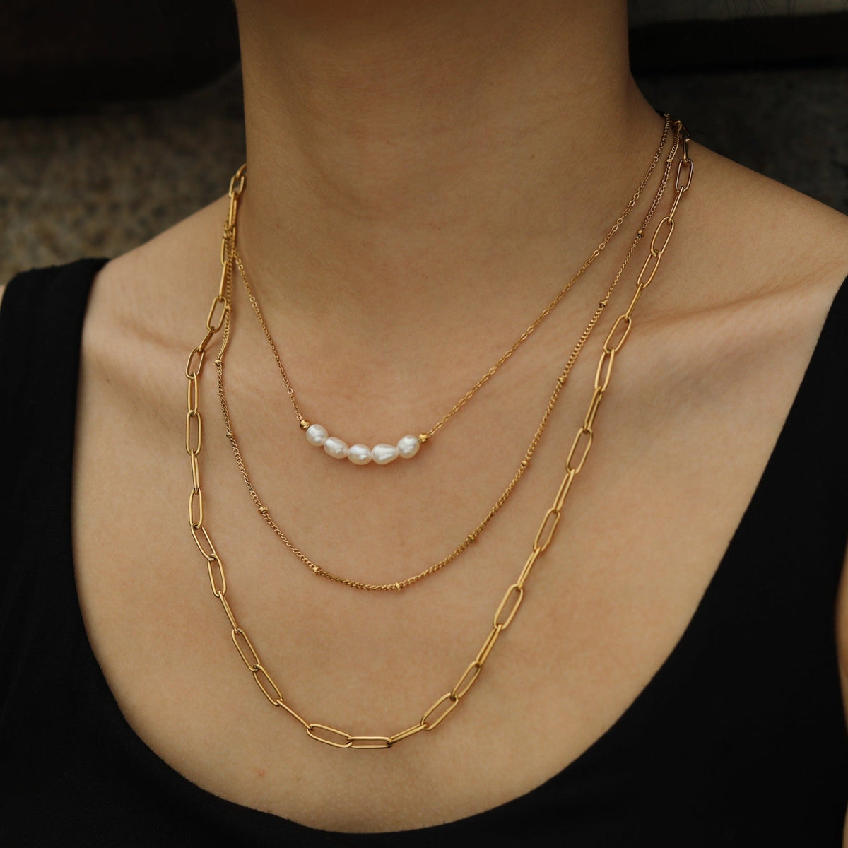 MARLI : collier doré 3 rangs avec perles naturelles