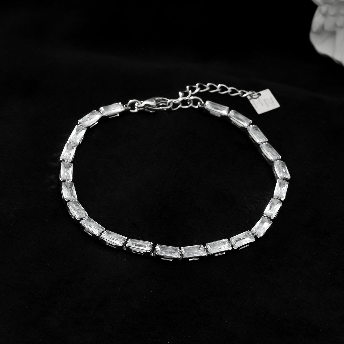 MELLISH : bracelet tennis rétro à zircons (CZ) rectangulaires, ton or blanc argenté