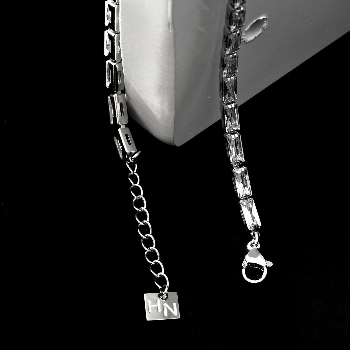 MELLISH : bracelet tennis rétro à zircons (CZ) rectangulaires, ton or blanc argenté