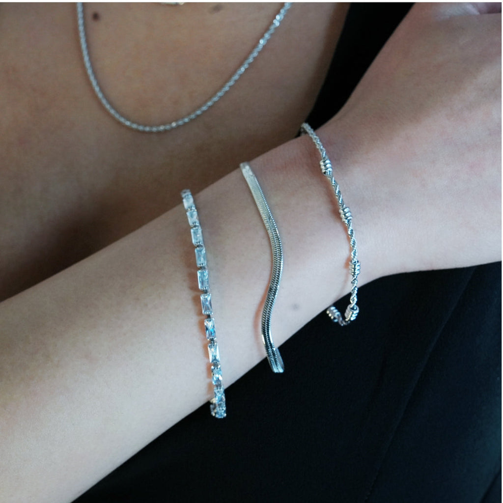 MELLISH : bracelet tennis rétro à zircons (CZ) rectangulaires, ton or blanc argenté