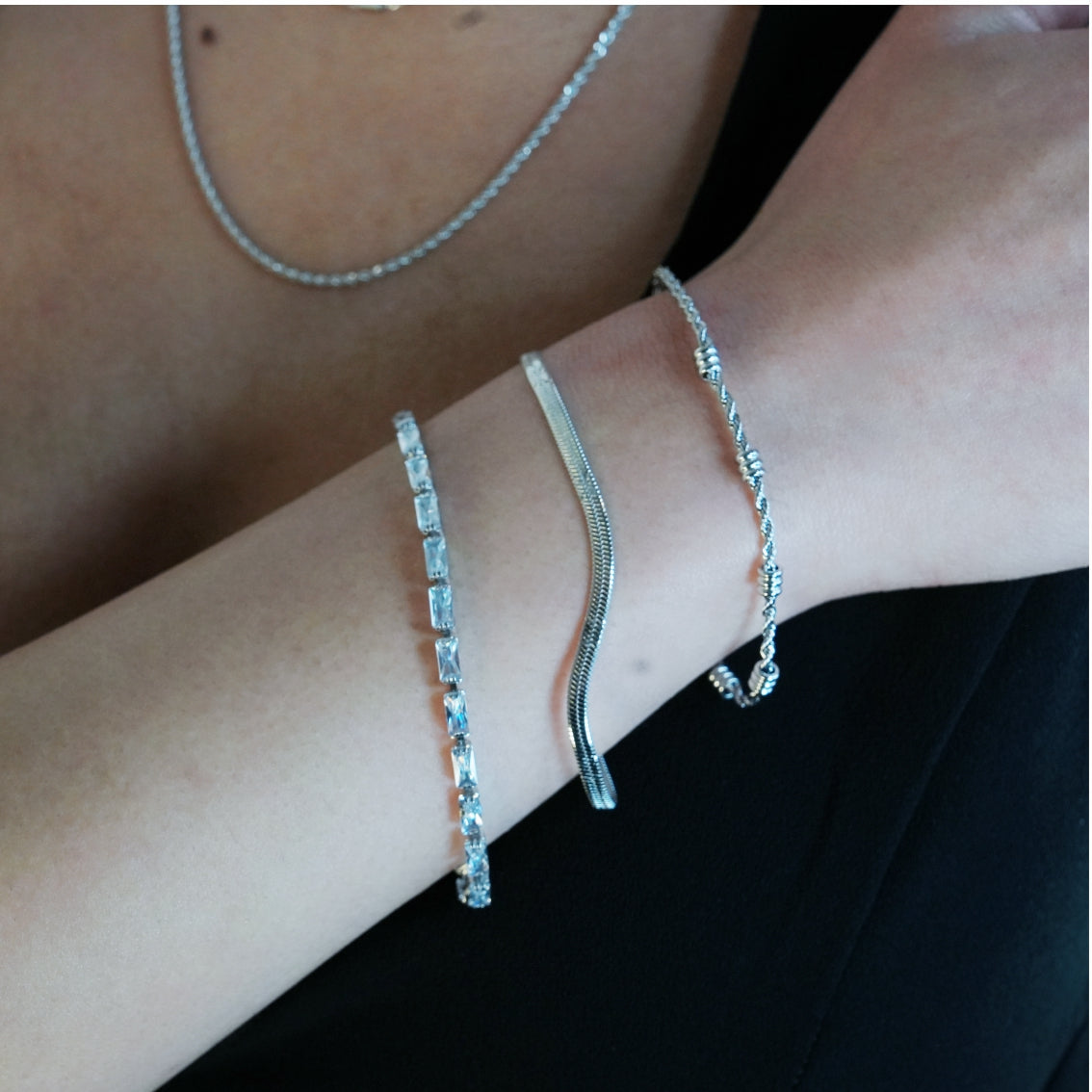 MELLISH : bracelet tennis rétro à zircons (CZ) rectangulaires, ton or blanc argenté