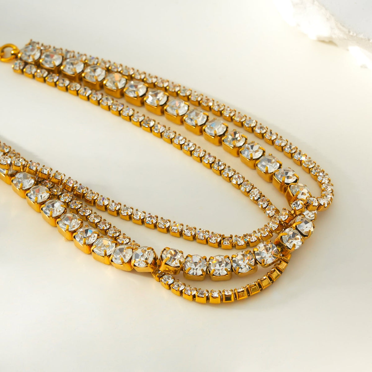 NANDAMA Or : bracelet tennis triple rang en zircons (CZ) avec pièce centrale audacieuse