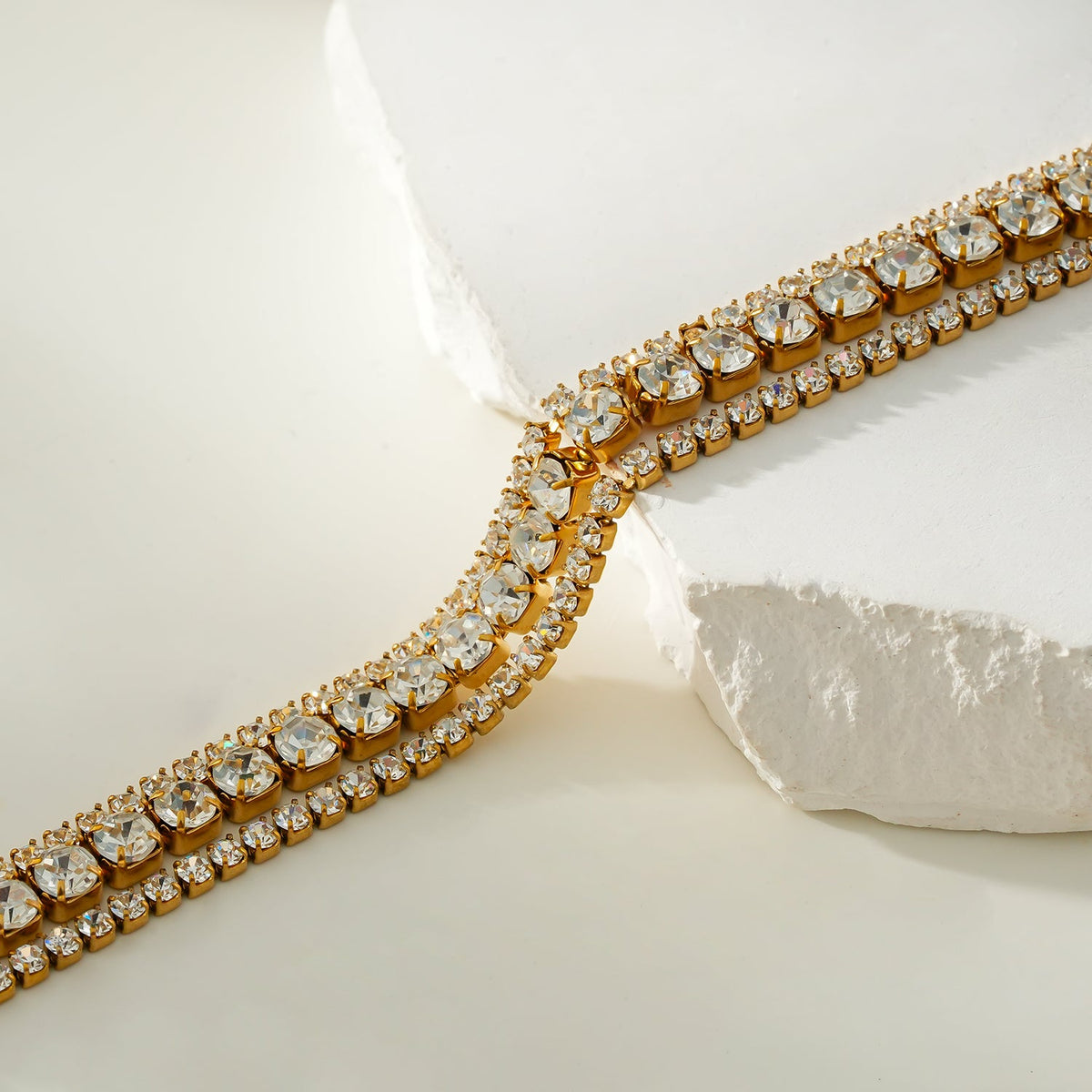 NANDAMA Or : bracelet tennis triple rang en zircons (CZ) avec pièce centrale audacieuse