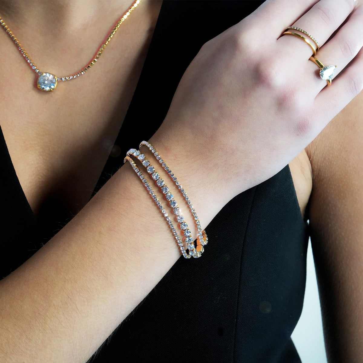 NANDAMA Or : bracelet tennis triple rang en zircons (CZ) avec pièce centrale audacieuse
