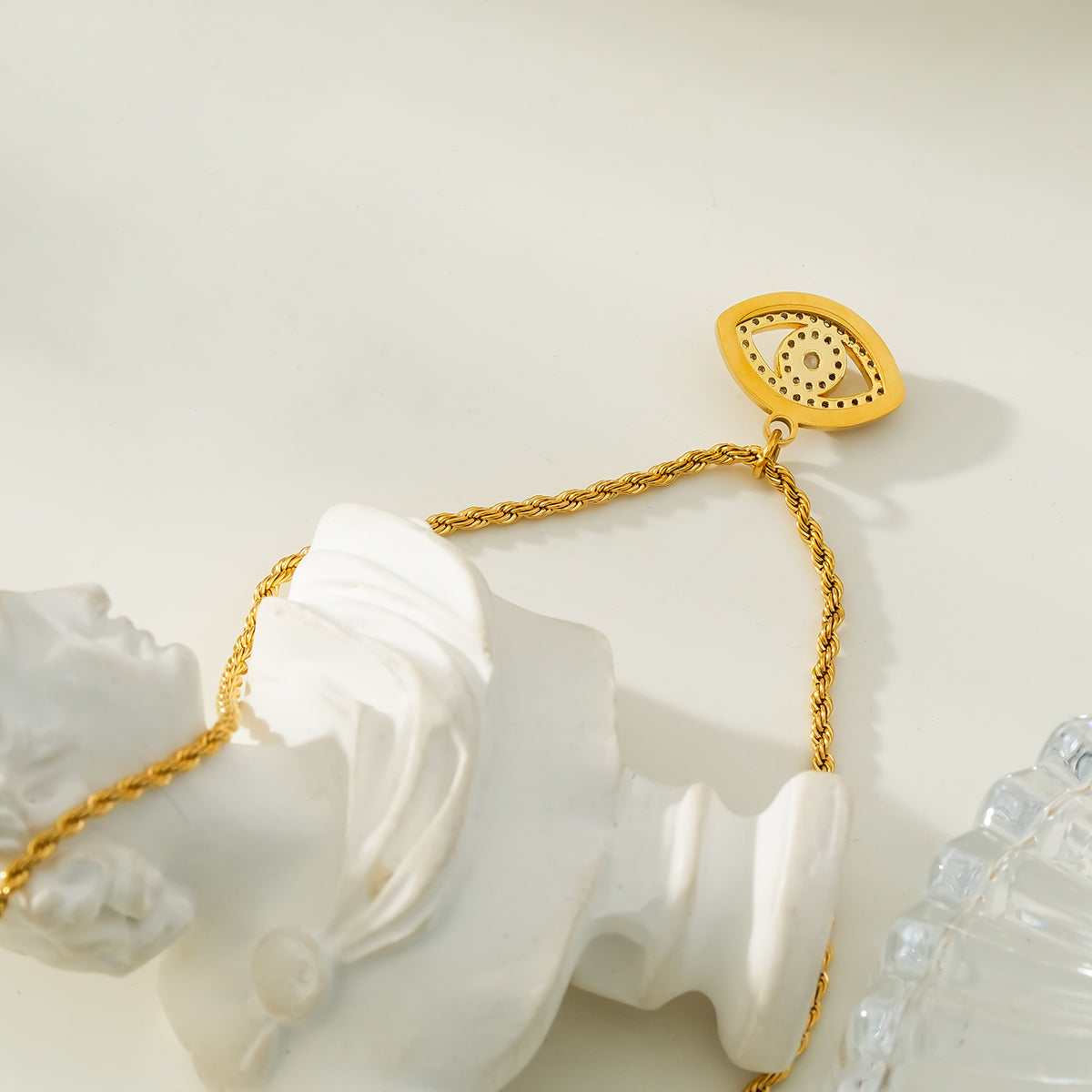 PROTACTOR Or : collier chaîne avec œil protecteur serti de zircons (CZ)