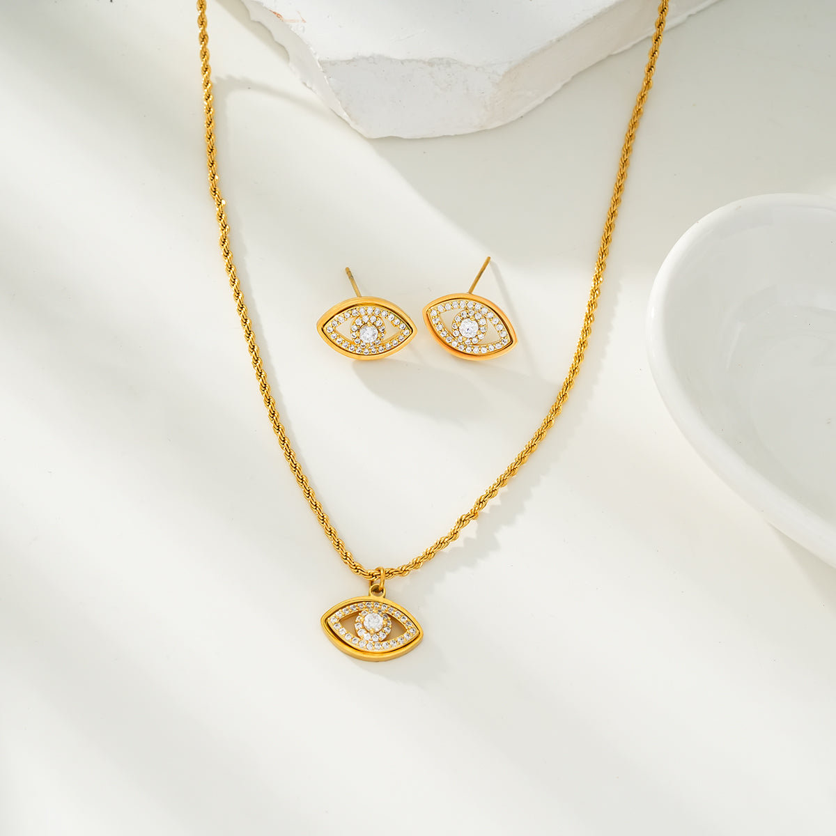 PROTACTOR Or : collier chaîne avec œil protecteur serti de zircons (CZ)