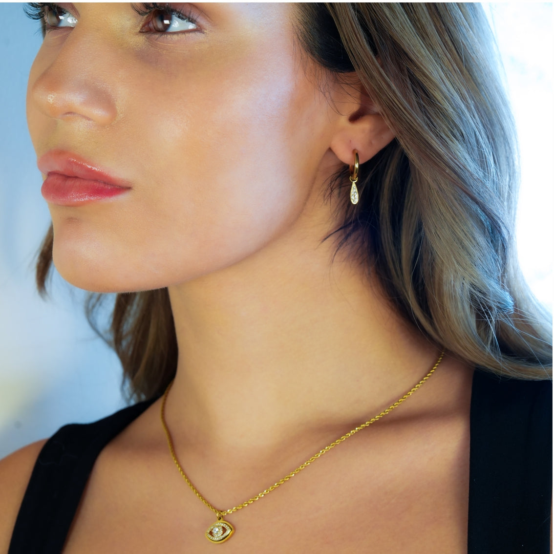 PROTACTOR Or : collier chaîne avec œil protecteur serti de zircons (CZ)
