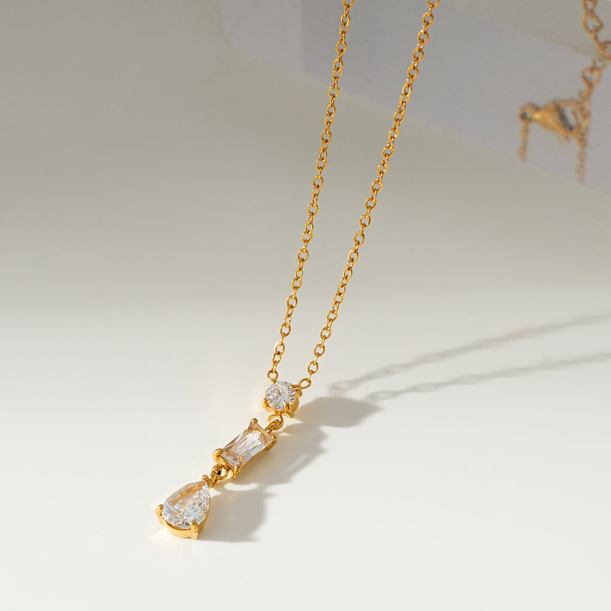 ROCHINA Or : collier chaîne avec trio de breloques en zircon