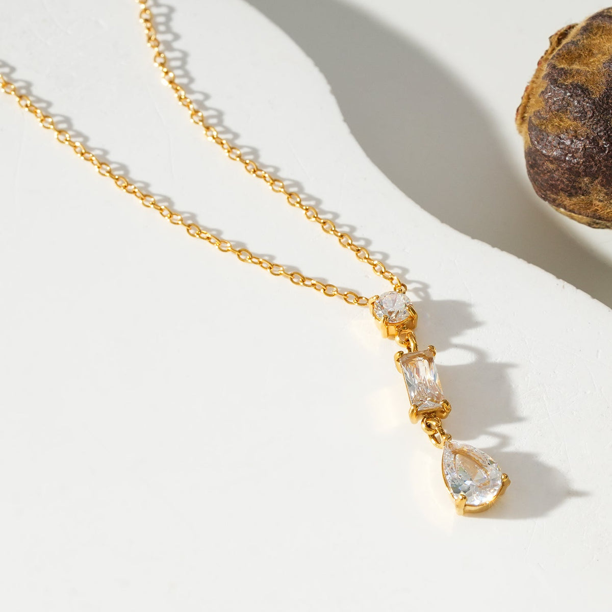 ROCHINA Or : collier chaîne avec trio de breloques en zircon