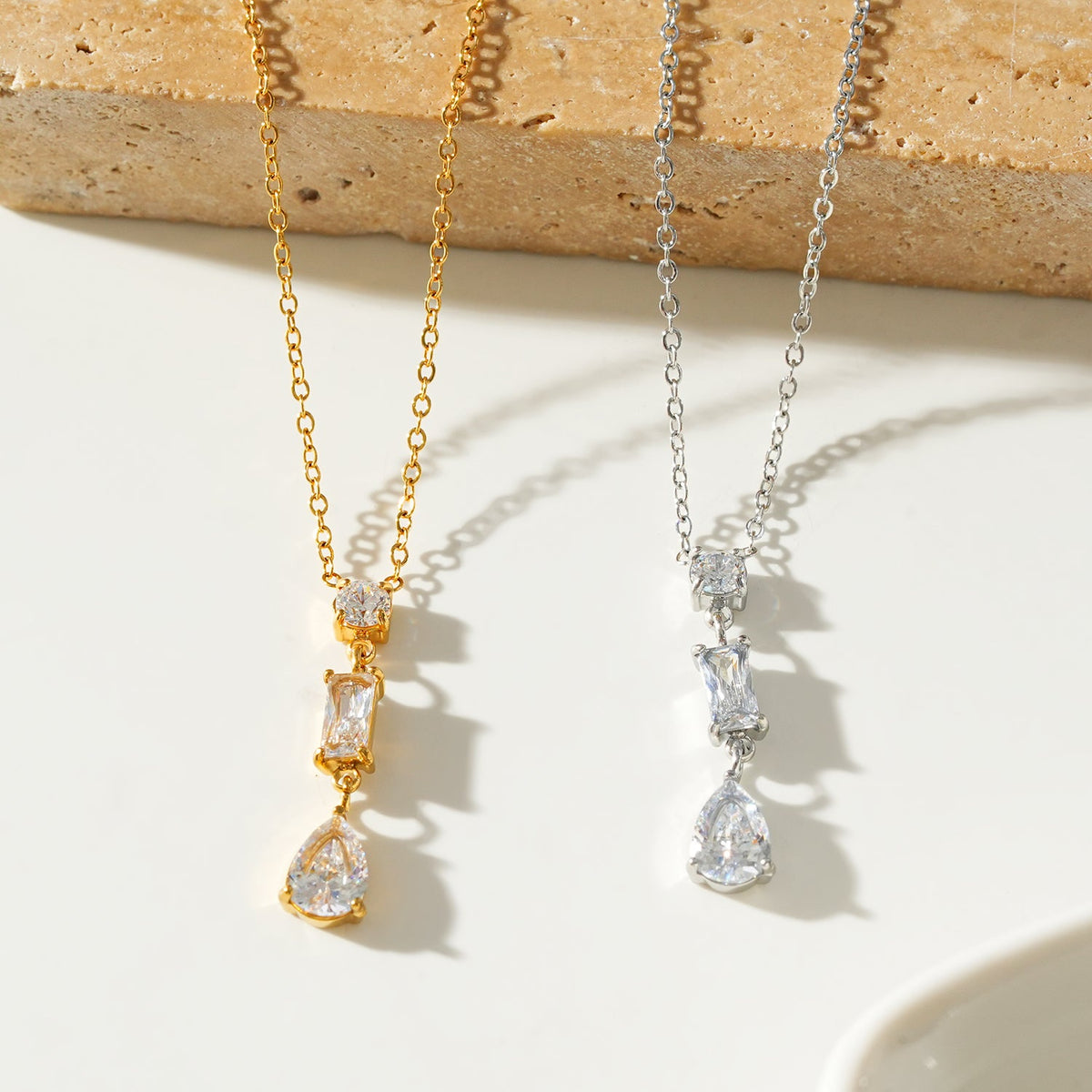 ROCHINA Argent : collier chaîne avec trio de breloques en zircon