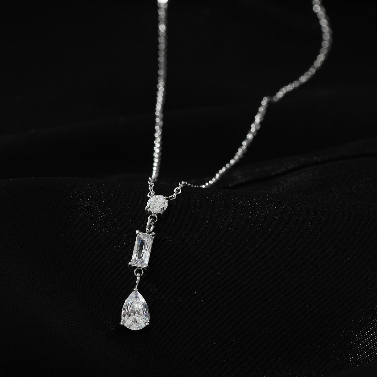 ROCHINA Argent : collier chaîne avec trio de breloques en zircon