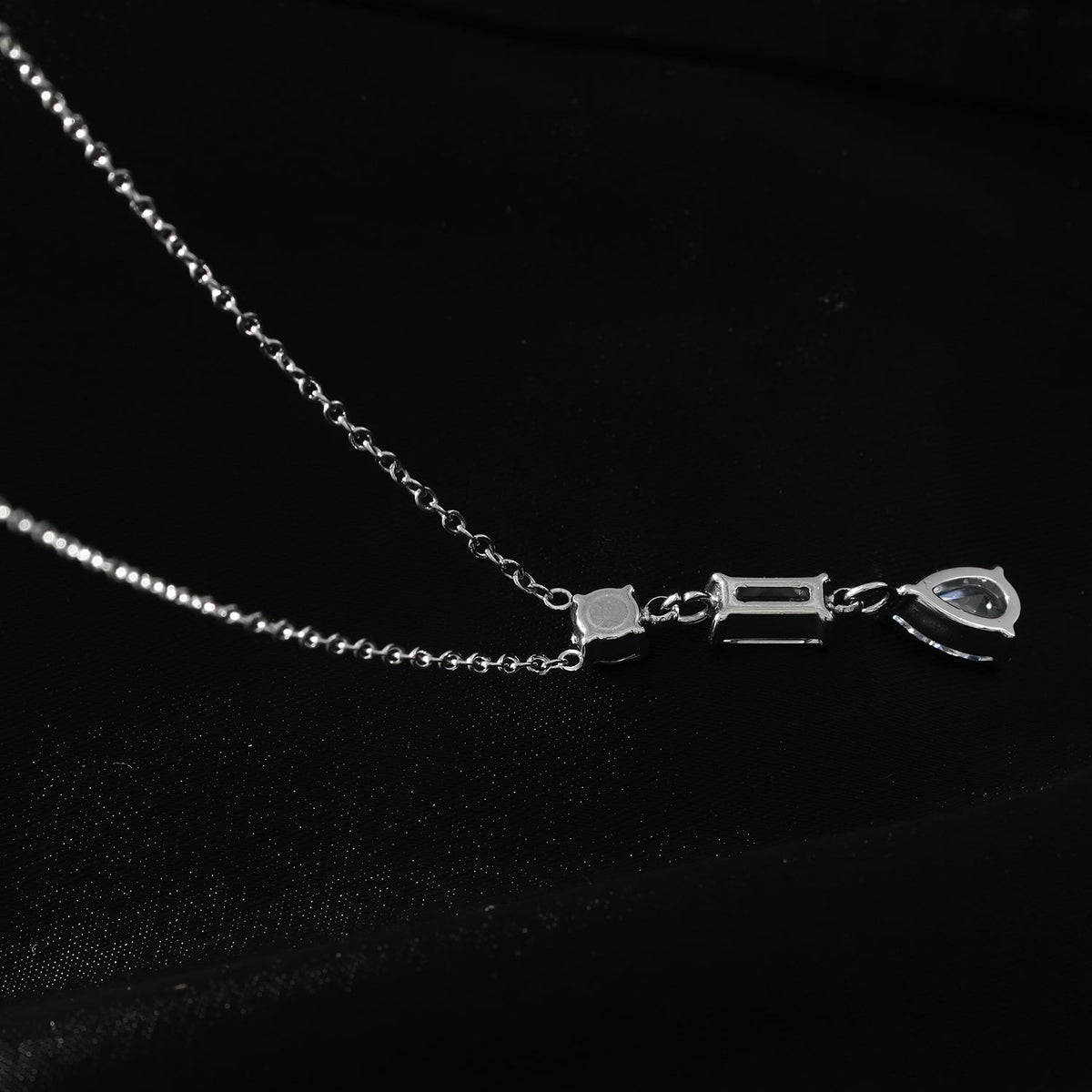ROCHINA Argent : collier chaîne avec trio de breloques en zircon