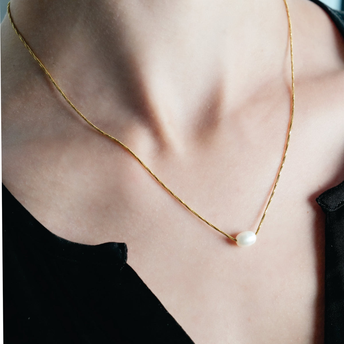 VAZSONY Or : collier délicat texturé avec une perle d'eau douce