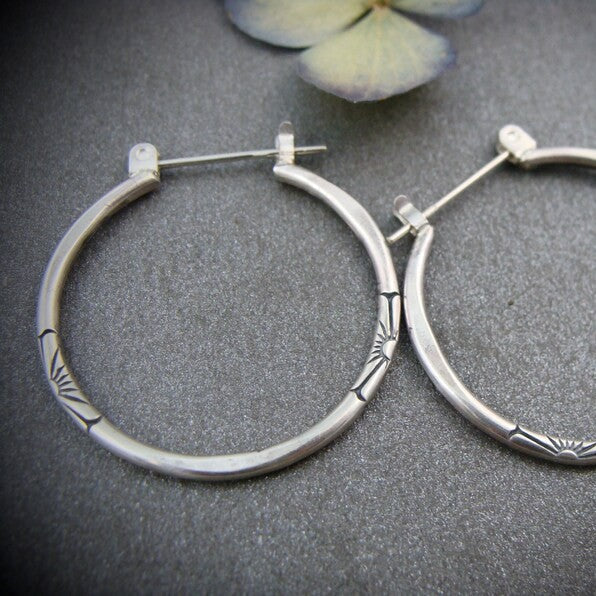 Boucles d'oreilles créoles florales vintage