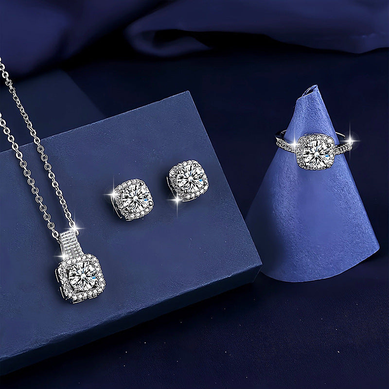 Parure carrée en strass : collier, bague et boucles d'oreilles