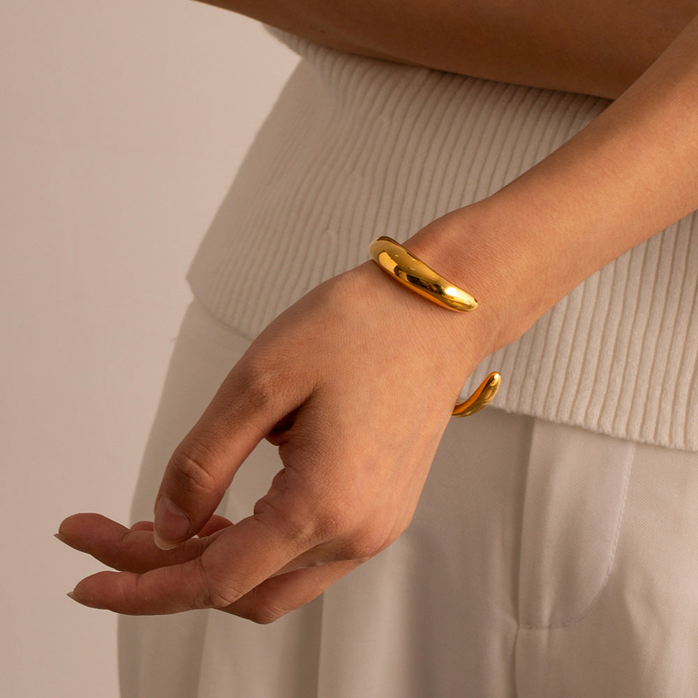 Bracelet ouvert de luxe en acier titane avec perle