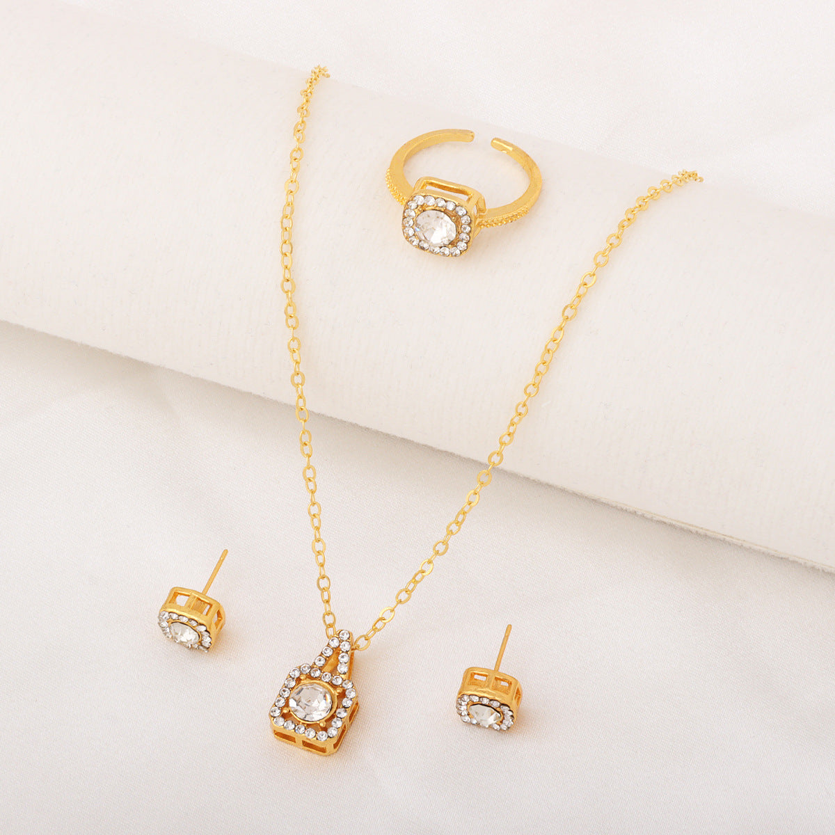 Parure carrée en strass : collier, bague et boucles d'oreilles