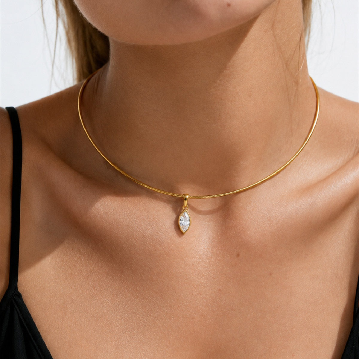 Collier en acier inoxydable avec pendentif en zircon