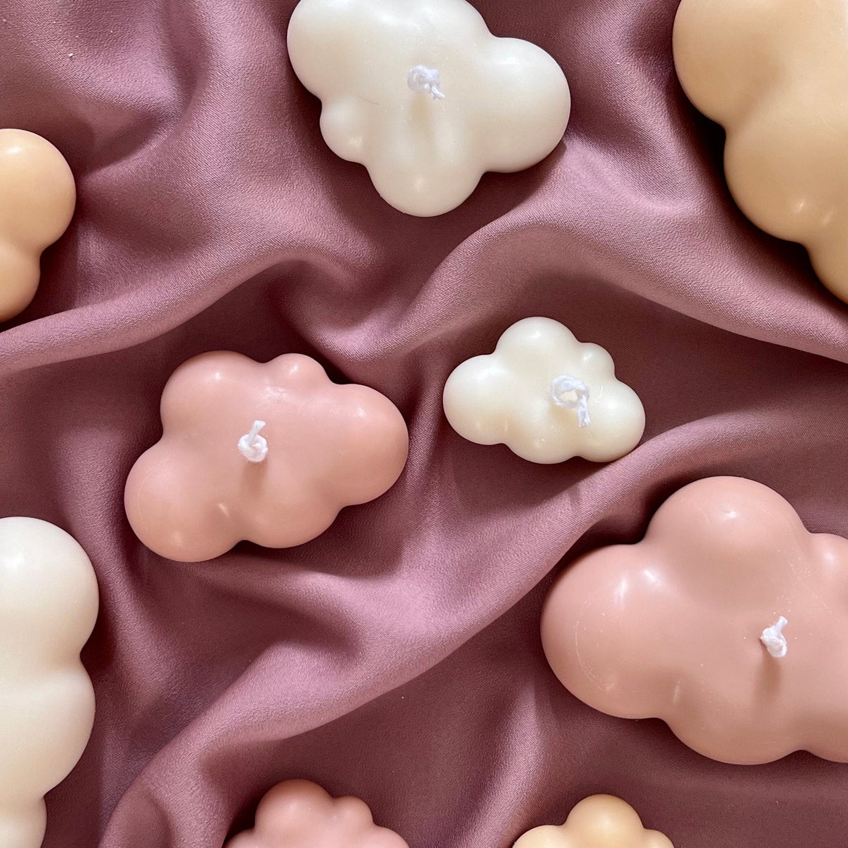Ensemble de bougies nuages, faites à la main