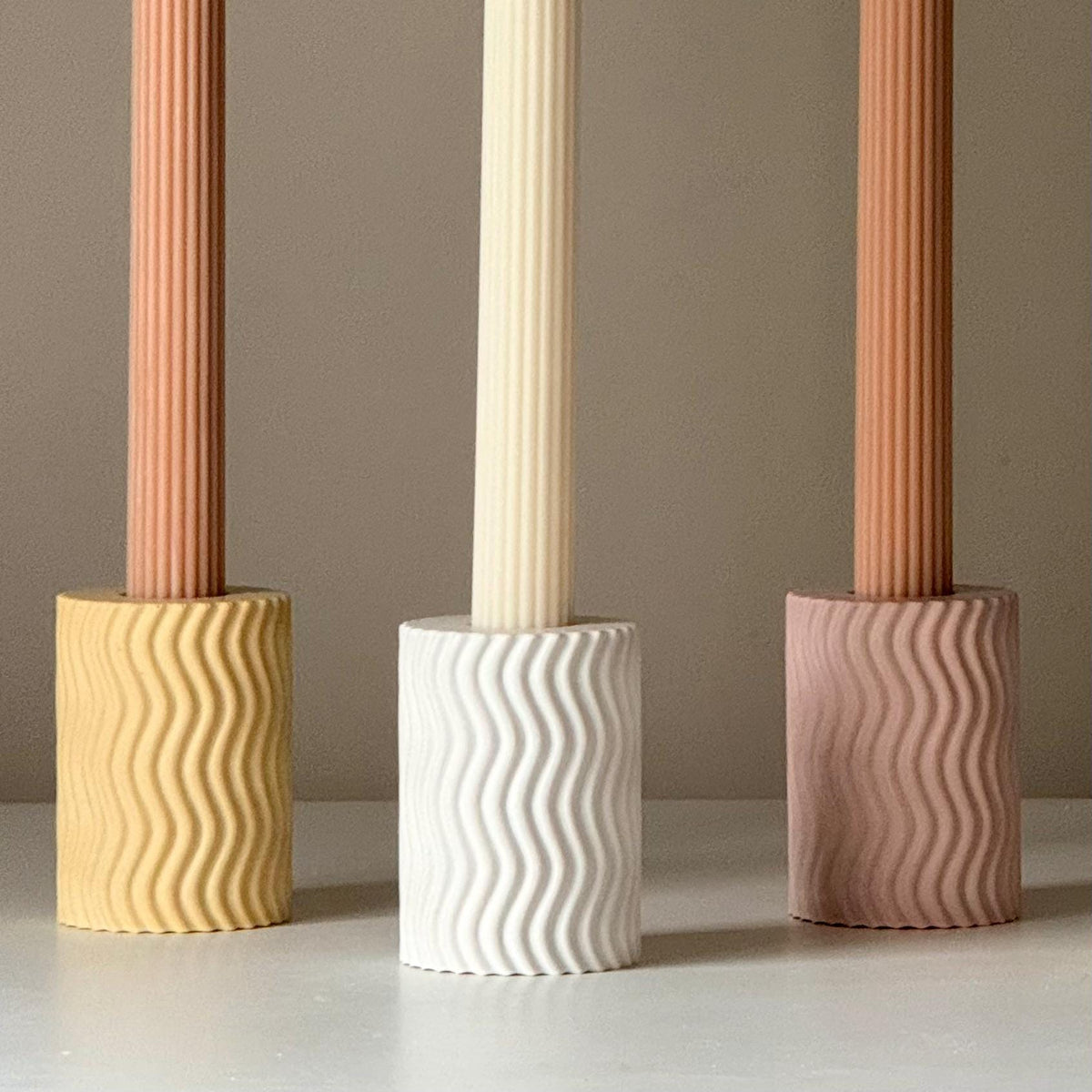 Bougeoir sculptural en vague, jesmonite